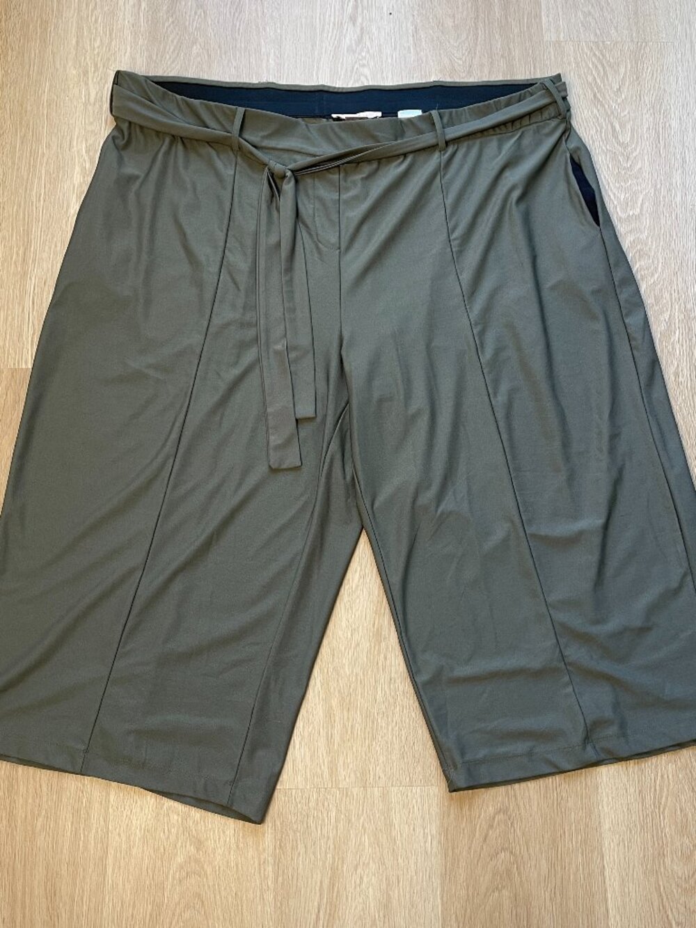 In Every Story Women’s 3X Army Green Capris